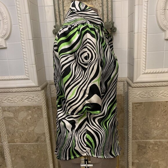 Jennifer Lauren. Size Medium. Short Sleeve Graphic Print Shirt. B58 - Picture 3 of 5